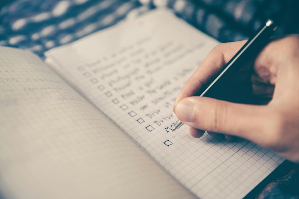 Checklist sur un carnet des erreurs moto de débutant.